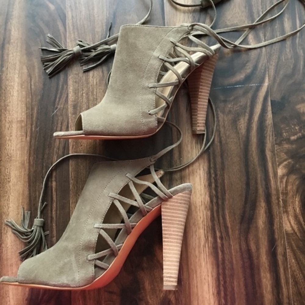 Banana Republic Deborah Ankle Tie Pump